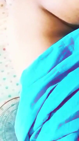 La femme au foyer romantique et chaude du village du Bangladesh