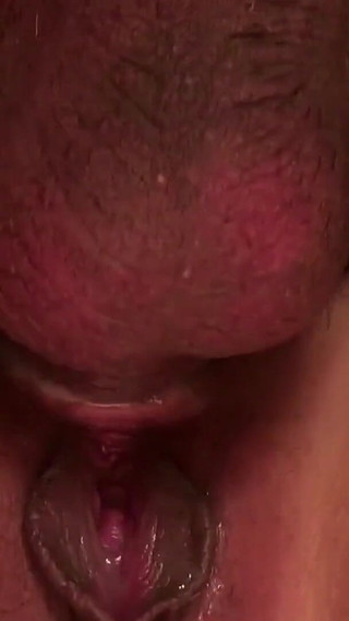 MILF asiatique profite d'un orgasme anal dégoulinant de sperme sur la chatte