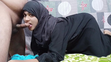 La demi-soeur de mon ami qui est musulmane l'a appelé chez lui sous prétexte de travail et lui a fait sucer sa bite