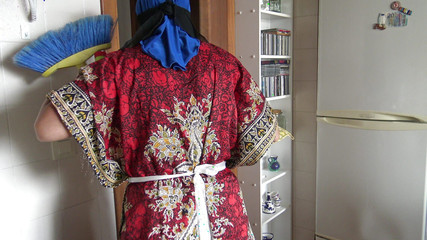 Une femme de ménage arabe nettoie la cuisine et avale du sperme pour obtenir des pourboires