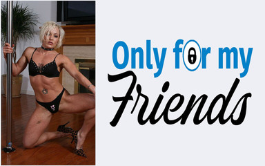 Ma copine, une salope tatouée, apprécie les jouets sexuels et se masturbe avec ses doigts