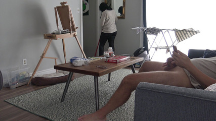 Une femme de ménage arabe musulmane touche sa première bite de sa vie