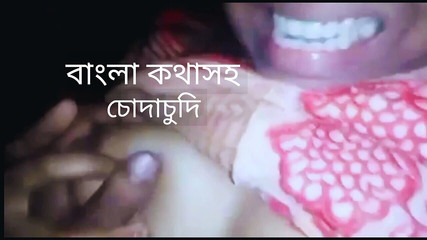 La belle-soeur aînée aux seins naturels baise son demi-frère.