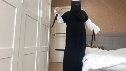 Arabe aux gros seins dansant et masturbant sa chatte serrée