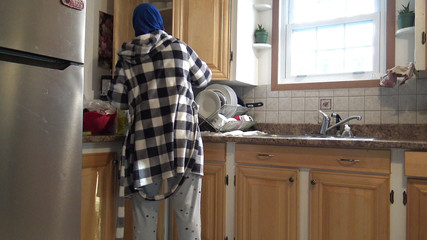 Femme arabe marocaine au gros cul baise en levrette maison dans la cuisine