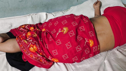 Je partage le lit avec ma belle-tante. Après cela, j'ai serré ma belle-tante dans mes bras et j'ai commencé à lui baiser le cul