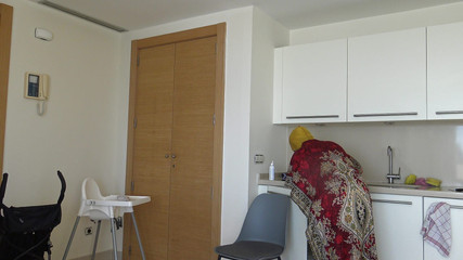 Arabe Une fille arabe à la chatte poilue et chaude se fait baiser par son patron britannique