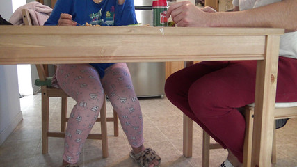 Une belle-mère musulmane m'a presque surpris en train de me masturber sous la table