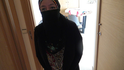 Une réfugiée arabe syrienne commence à travailler dans un hôtel du sexe à Marseille