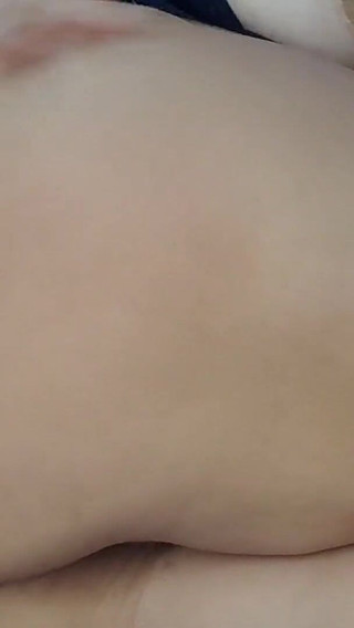 Une femme infidèle touche ses seins lors d'un appel vidéo pour son amant et lui montre son énorme gros cul.