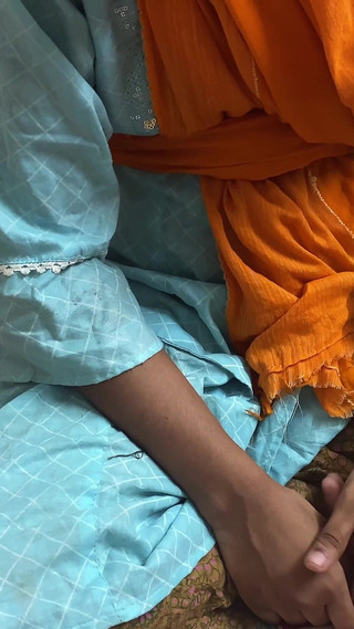 Belle fille qui travaille baise durement son propriétaire pipe chatte sexe quand Medam n'est pas à la maison