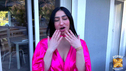 Didi, avec ses gros seins, se fait baiser par deux bites