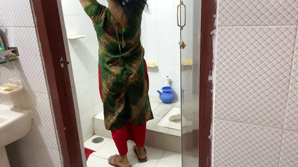 Je suis allé aux toilettes et j'ai commencé à baiser ma demi-soeur