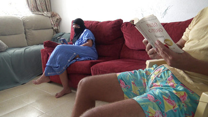 À voir absolument ! Première fois que j'ai montré ma grosse bite à ma belle-mère musulmane