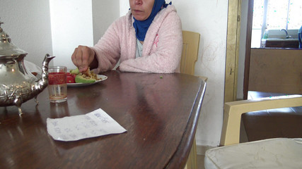 Je montre ma bite à mes amis mamie marocaine !