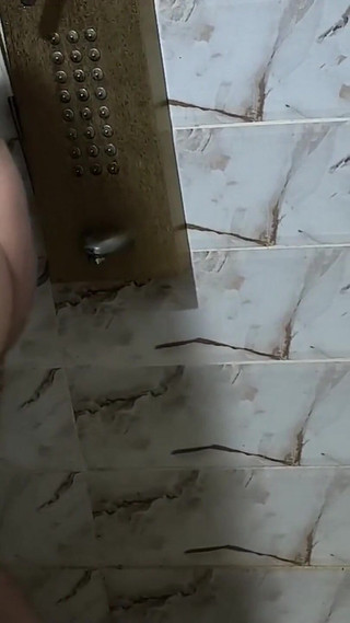 Sexe sous la douche passionné le matin d'un vrai couple marié amoureux