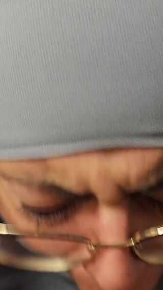 Gros plan, pipe avec des lunettes, Mia Niqab