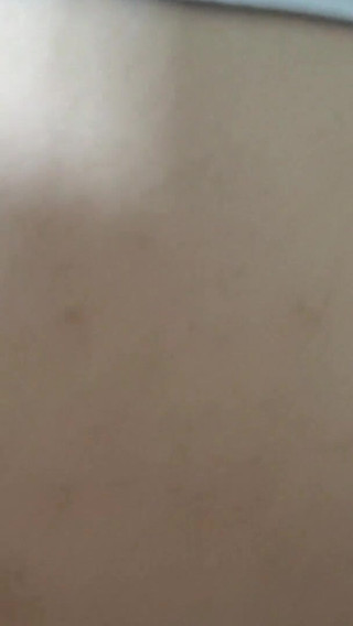 Femme ayant des relations sexuelles avec son petit ami en l'absence de son mari