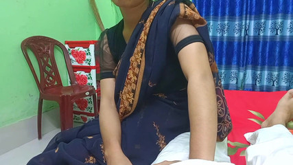 Le propriétaire a baisé la femme de chambre dans la maison vide