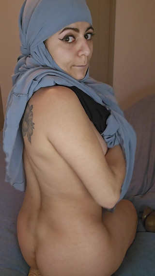 Plaisir timide pour Yassin Mia Niqab