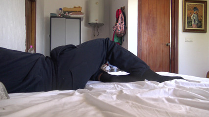 Une femme de ménage algérienne a des relations sexuelles avec une grosse bite noire dans un hôtel français