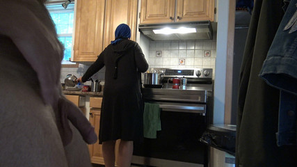 Risqué! Clignotant une énorme bite pour une belle-mère musulmane