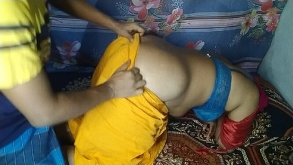 La demi-soeur chaude passe une nuit avec son demi-frère Tightpusy