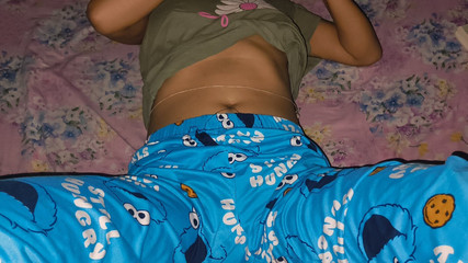 Chatte très belle. Première fois que j'ai des relations sexuelles avec moi quand je pousse mon pénis, il y a beaucoup de sperme qui sort