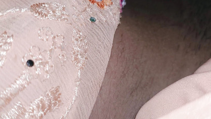 Demi-soeur se fait doigter complètement dans sa chatte serrée