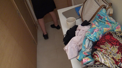 Femme de ménage algérienne lors de son premier jour avec un nouveau client