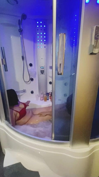 Amusement arabe dans la salle de bain