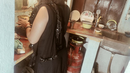 Bhabhi musulman enculé pendant la cuisson d'un vrai audio hindi