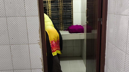 Je vois ma belle-tante nettoyer la chambre après cela, je l'ai serrée dans mes bras et j'ai commencé à lui baiser le cul