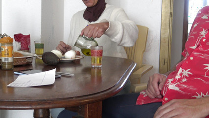 La belle-mère musulmane a du sperme après avoir montré mon énorme bite pendant le petit-déjeuner !!!