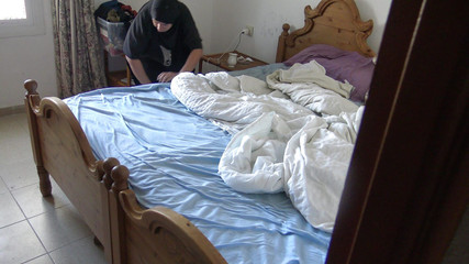 Un Allemand pervers se masturbe sur sa femme de ménage musulmane à la chatte poilue