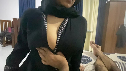 Fille arabe pakistanaise aux gros seins pressée seule