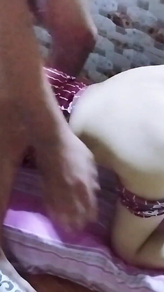 Une collègue est venue vers moi et je l'ai baisée