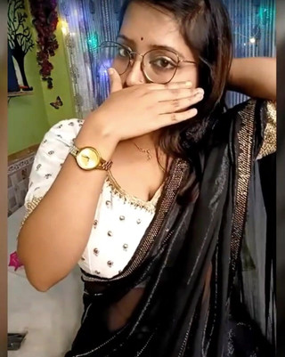 Desi Girl montrant ses gros seins naturels et son gros cul en webcam entièrement nue