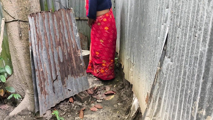 Je vois que ma belle-tante est allée dans la salle de bain, je suis allée derrière elle et j'ai commencé à la baiser