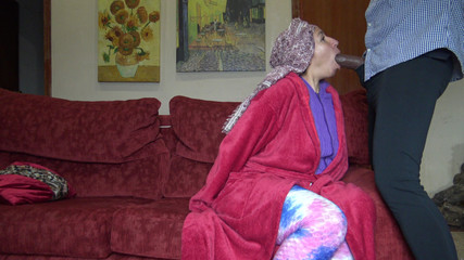 Une immigrante afghane laisse un collègue noir jouir dans sa bouche après le travail