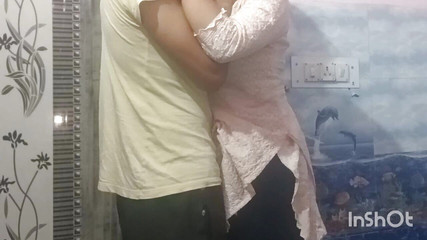 Une fille musulmane en chaleur baise fort avec son copain