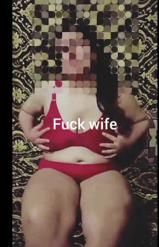 La femme est tournée en vidéo dans les seins