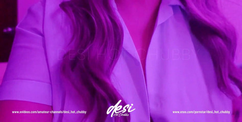 Desi jolie fille salope arabe indienne montrant ses gros seins après les cours