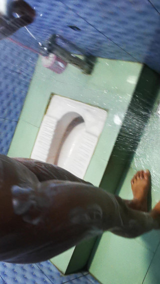 Sexe vicieux avec une fille qui baise dans la salle de bain