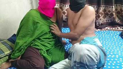 Femme du village avec son mari, fille chaude et moisie