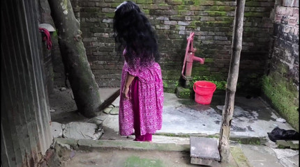 Je vois que ma belle-tante nettoyait la salle de bain alors je l'ai serrée dans mes bras et j'ai commencé à lui baiser le cul