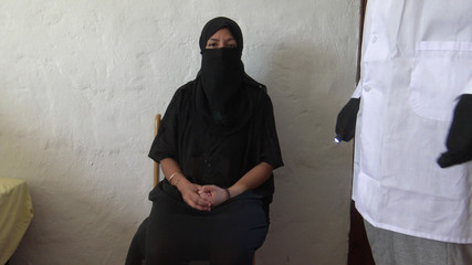 Femme arabe musulmane irakienne suce une grosse bite noire