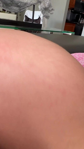 Roxie Sinner, aux gros seins naturels, se fait baiser brutalement par Big Dick Jmac