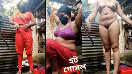 Bhabi du village chaud bangladais dans la salle de bain. Douche nue de Desi Superbe Bhabi.
