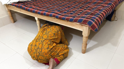 J'ai embrassé la femme de chambre dans ma maison et j'ai commencé à baiser